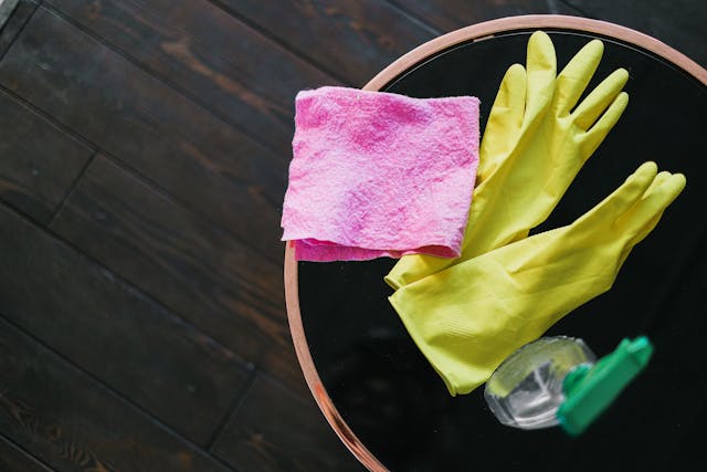 gants en caoutchouc, chiffon et produit ménager